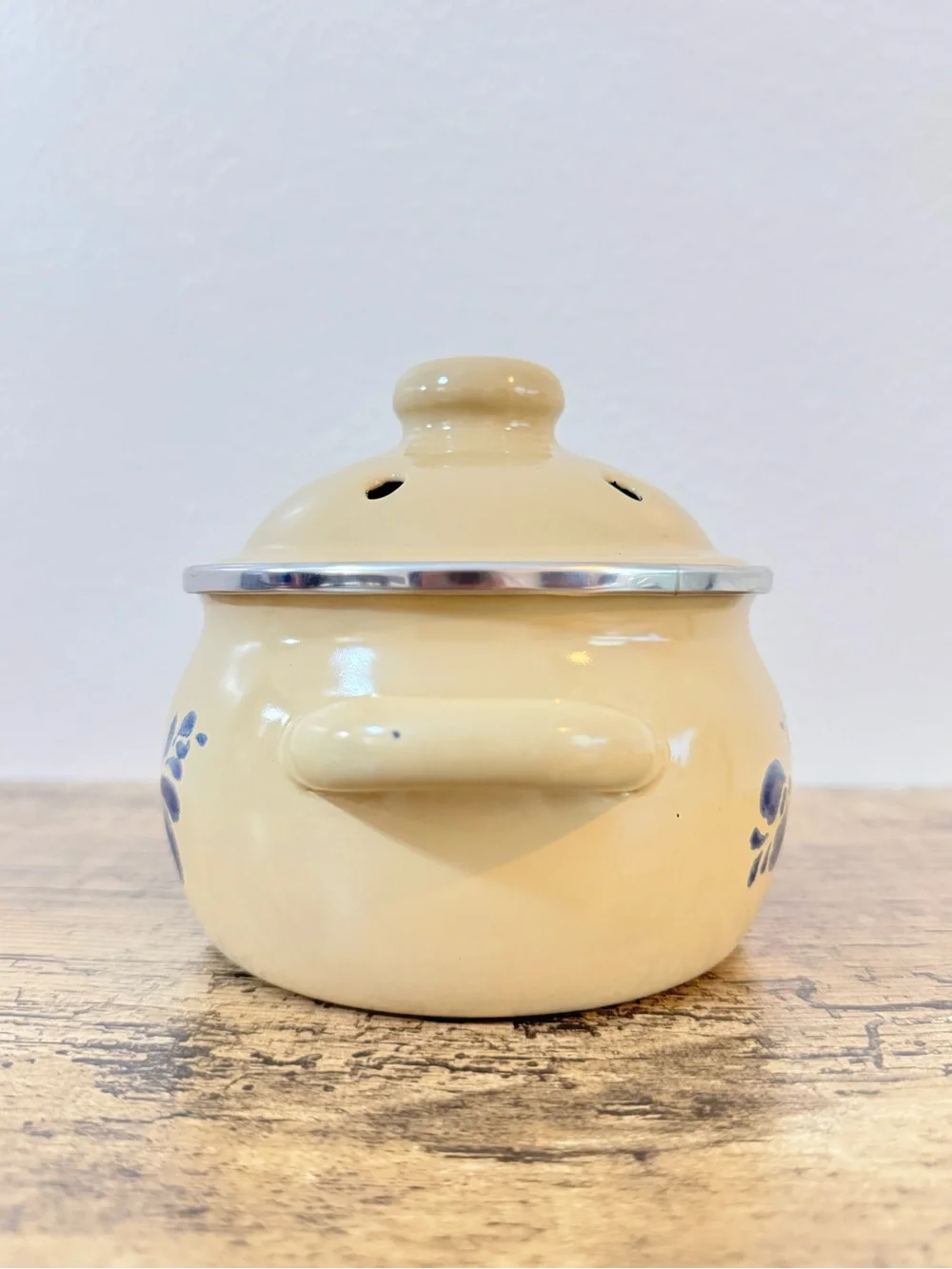 Vintage Pfaltzgraff Yorktowne Garlic Keeper with Lid | Blue Bird